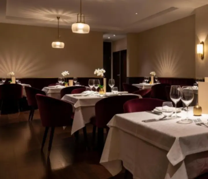 Salle du restaurant Avis Recommandés dans une ambiance chaleureuse et élégante